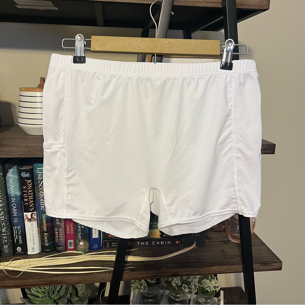 Lilly Pulitzer Luxletic White Shorts Size L